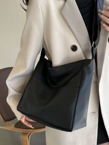 Large Capacity Bag Womens 2023 New Arrival Fancy Shoulder Bag Popular Work Clothing Bucket Bag Wide Shoulder Strap Crossbody Bag