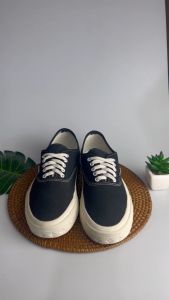 Sepatu Sneakers Pria Wanita: Gaya Terbaru & Keren
