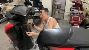 Móc treo đồ cho xe SH nhôm CNC ( LOAI 1 TREO 2 ỐC KHÔNG CHẾ GÌ) CÒN ĐEN VÀ VÀNG