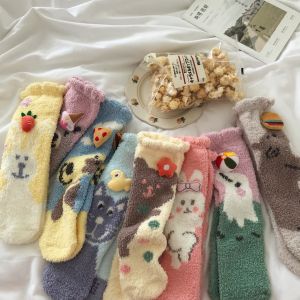 ถุงเท้าสตรีระดับเหนือข้อเท้าสไตล์ญี่ปุ่นสำหรับฤดูใบไม้ร่วงและฤดูหนาวถุงเท้าผ้าคอรัลฟลีซหนาพิเศษถุงเท้าสำหรับพื้นไม้ใส่นอนตุ๊กตาสัตว์ตัวน้อยน่ารัก