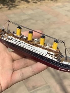 โมเดลเรือไททานิคสีสันสดใสที่ทำจากโลหะผสมสแตนเลส DIY 3 มิติแบบไม่ต้องใช้เทปกาว ชิ้นส่วนเรือไททานิกขนาดใหญ่