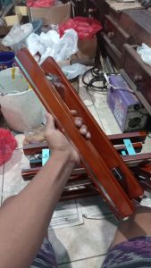 handle pintu kaca dan kayu motif kayu natural