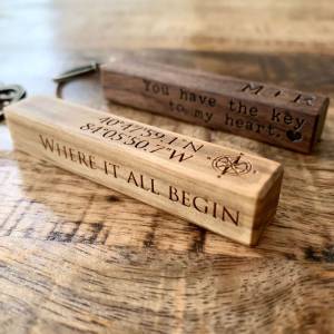 Gantungan Kunci Custom Cinderamata grafir Souvenir Pernikahan Keychain Wedding Gift