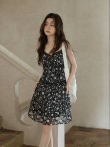 seemon | Đầm Ôm Dây Đeo Hoa Đen