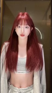 วิกผมหญิงยาว วิกผมสีแดง วิกคอสเพลย์ มีหน้าม้าซีทรู (ยาว65cm) ปรับระดับได้ แถมฟรีหวีกับเน็ตผม พร้อมส่งเร็ว