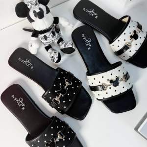 รองเท้าแตะสวมลายโพลก้าดอท (Polka Dot) สีดำขาว ดีไซน์หัวเหลี่ยม สายคาดคู่ประดับห่วงทอง ใส่นุ่ม เดินสบาย รองเท้าแตะสุดฮิป