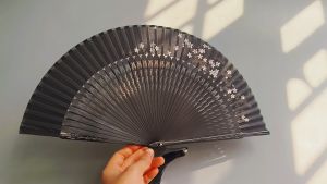 8 นิ้ว พัดจีน กระจายตาบรรจุภัณฑ์ มุก และยีบ พัดจีนสีดำ ศัลยกรรมและประกาย พัดจีนโบราณผู้หญิง และสูงสำหรับทุกคน