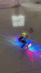 กรอบเล่นรอบรถสามล้อกายกรรม ด้วย แสงและดนตรี ของ 9 ชุด จักรยานปั่น ของ 11 ขวัญวัน หยุดเด็กชายและเด็กหญิง