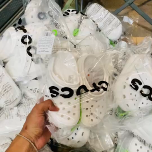 รองเท้าหัวโตของเด็ก crocs Puff Childrens Hole Shoes แม่และเด็ก เด็กชายและเด็กหญิง รองเท้าแตะชายหาดกันลื่นน้ำหนักเบา พื้นหนา