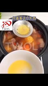 TWOL 1pcs Fat Skimmer Spoon Grease Foam Removing Fine Mesh Oil Dregs Fishing Durable Percolator Fried Food Strainer Hanging Hole