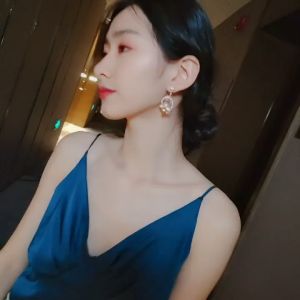 Bông tai nữ dáng dài con ong vàng đính đá cá tính thời thượng