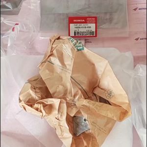 Waterpump Pompa Air Radiator Old Vario 110 - Vario Techno 110 Karburator 19200-KVB-N50 original HONDA AHM\\n\\n Pengenalan Suku Cadang Vario Techno 110\\n\\nSuku cadang Vario Techno 110 merupakan komponen penting dalam motor AHM yang berfungsi sebagai penggerak dan sistem kontrol. Salah satu suku cadang yang sering dicari adalah Karburator 19200-KVB-N50, yang merupakan komponen penting dalam sistem bahan bakar motor Vario Techno 110. Karburator ini memastikan pengiriman bahan bakar yang tepat dan efisien ke silinder motor, yang menghasilkan performa optimal.\\n\\n Memahami Pompa Air Radiator Vario 110\\n\\nPompa air radiator Vario 110 adalah komponen penting lainnya dalam motor AHM yang berfungsi untuk mengalirkan cairan pendingin dari radiator ke blok mesin dan kembali lagi ke radiator. Hal ini penting untuk menjaga suhu mesin tetap stabil dan mencegah kerusakan akibat panas berlebih. Pompa air original HONDA diproduksi secara khusus untuk Vario Techno 110 dan memiliki beberapa kelebihan dibandingkan dengan pompa air aftermarket.\\n\\nKelebihan Pompa Air Radiator Vario 110:\\n\\n* Didesain khusus untuk Vario Techno 110, memastikan kompatibilitas sempurna.\\n* Memiliki daya tahan dan ketahanan yang lebih baik dibandingkan dengan pompa air aftermarket.\\n* Lebih efisien dalam mengalirkan cairan pendingin, mengurangi risiko overheat.\\n* Kompatibel dengan sistem pendingin motor AHM lainnya.\\n\\n Pemilihan & Instalasi Pompa Air Radiator Vario 110\\n\\nLangkah-langkah Instalasi Pompa Air Radiator Vario 110:\\n\\n1. Pastikan motor dalam keadaan dingin sebelum memulai proses instalasi.\\n2. Cabut kabel negatif dari aki dan pastikan motor tidak tersambung dengan listrik.\\n3. Buka kap mesin dan lepaskan kabel baterai.\\n4. Angkat motor dengan jack stand dan letakkan di tempat yang aman.\\n5. Lepaskan pipa air dari pompa air lama.\\n6. Lepaskan kabel ground dari blok mesin.\\n7. Angkat pompa air lama dan ganti dengan pompa air baru.\\n8. Pasang pipa air ke pompa air baru dan pastikan semua koneksi aman.\\n9. Pasang kembali kabel ground ke blok mesin.\\n10. Tes sistem pendingin dengan menyalakan motor dan memastikan cairan pendingin mengalir dengan baik.\\n\\nTips Pemeliharaan Pompa Air Radiator Vario 110:\\n\\n* Lakukan pemeriksaan rutin pada sistem pendingin motor.\\n* Pastikan cairan pendingin selalu dalam kondisi yang baik dan tidak ada kebocoran.\\n* Ganti filter air radiator secara rutin.\\n* Jika pompa air bermasalah, segera ganti dengan pompa air baru.\\n\\n Kesimpulan\\n\\nPompa air radiator Vario 110 dan Karburator 19200-KVB-N50 adalah komponen penting dalam motor AHM yang berfungsi untuk menjaga performa optimal dan mencegah kerusakan akibat panas berlebih. Dengan pemilihan dan instalasi yang tepat, serta pemeliharaan yang rutin, Anda dapat memastikan motor Anda tetap berjalan dengan baik dan aman. Pastikan untuk selalu menggunakan suku cadang original HONDA untuk mendapatkan hasil terbaik.\n}