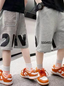 กางเกงขาสั้นกีฬาสำหรับเด็กชายฤดูร้อน 2025 กางเกงขายาวทรงตรงห้าส่วนสำหรับเด็กวัยกลางคนและเด็กโต ผ้าฝ้าย สวมใส่สบาย