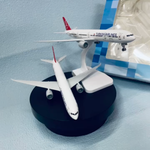 Mô Hình Trưng Bày Máy Bay Boeing 777-300ER hãng hàng khôngTurkish Airlines quốc gia Thổ Nhĩ Kỳ _ Bánh Xe Đúc Liền Thân Cao Cấp Bản Chuẩn Hãng Chi Tiết Sắc Nét Tỉ Lệ 1/400