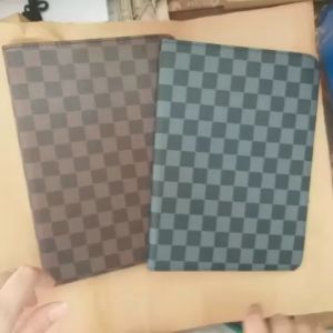 Bao Da iPad Gen 10 10.9 2022 Xoay 360 Độ Ca Rô Cao Cấp