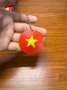 Khóa chìa khóa hình tròn màu đỏ với ngôi sao vàng phù hợp để gắn vào chìa khóa hoặc túi xách.