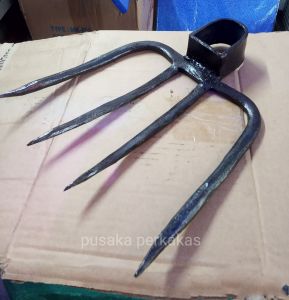 cangkul cangkrang garukan sampah dan jerami