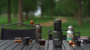 HiBREW เครื่องทำกาแฟมือจับแบบพอร์ตेबิล 2 ใน 1 เข้ากันได้กับผงกาแฟ และแคปซูลกาแฟนেসเปรสโซ มีประสิทธิภาพหลากหลายใช้งานได้ที่ภายนอก การแคมป์ การท่องเที่ยว และสำนักงาน รุ่น H4D
