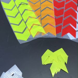 [ 10 ชิ้น] WACA เทปสะท้อนแสงลูกศร สติ๊กเกอร์สะท้อนแสงลูกศร สติกเกอร์สะท้อนแสง รถยนต์ รถจักรยานยนต์ รถบรรทุก จักรยาน แถบสะท้อนแสง แสงสะท้อนนิรภัยสำหรับกลางคืน 419 FSA pro9