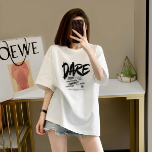 T-Shirt Wanita Ukuran Besar Lengan Pendek  Motif Huruf Inggris  Katun Tipis Bernapas  Desain Longgar Slim Fit Tren Musim Panas 2025  Gaya Korea-Japan Streetwear Premium  Kerah bulat  Tops  Gaya Amerika  Gaya retro  Modis  Serbaguna  Womens Clothing
