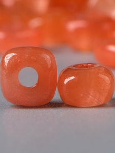 จี้หยกแดงตะวันออกเฉียงใต้แบบแฮนด์เมด ลูกปัดขนาดเล็ก ลูกปัดขนาดใหญ่ ลูกปัดรูปตัว T ลูกปัดรูปตัว O ลูกปัดรูปตัว U ลูกปัดทรงกลม ลูกปัดทรงสี่เหลี่ยม