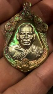 เหรียญพิมพ์เสามา รุ่น เจ้าสัว บอย ท่าพระจันทร์ จัดสร้าง เนื้อทองระฆังผิวรุ้ง หน้ากากอัลปาก้า ๓๕๑๑ หลวงพ่อพัฒน์ วัดห้วยด้วน
