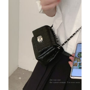กระเป๋าสะพายข้างผู้หญิงแบบใหม่ปี 2023 กระเป๋าสี่เหลี่ยมเล็กแบบสะพายข้างแบบคลัตช์ กระเป๋าใต้วงแขน กระเป๋าแฟชั่น กระเป๋าสะพายข้างแบบโซ่
