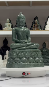 พระพุทธรูป พระแกะสลัก หินเขียว รูปทรง พระแก้วมรกต หรือ พระแก้วเศียรโล้ ขนาดหน้าตัก 9 นิ้ว พร้อมฐาน ดอกบัว สูงรวมฐาน 16 นิ้ว นํ้าหนัก 18.6 กิโลกรัม