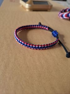 สร้อยข้อมือเชือกเทียนถักลายธงชาติ