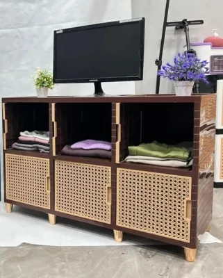 Meja TV Kayu dengan Penyimpanan Kabinet Kisi-kisi Putih dan Kaki Kayu Alami.