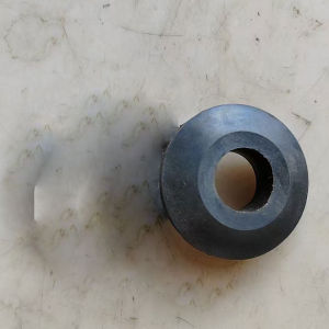 ยางกันน้ำแบบติดแกนหม้อโม่ชิ้นส่วนหม้อโม่แบบเหล็กยางป้องกันการสั่นสะเทือน หม้อโม่แบบหัวเข็มขัดยางสำหรับเครื่องมืออุปกรณ์