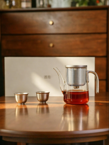 Glass Teapot with Titanium Magnetic Infuser Separating Tea and Water