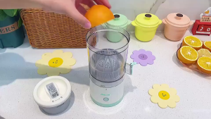 KADONIA เครื่องคั้นน้ำผลไม้ แยกกาก แบบพกพา เครื่องปั่นน้ําผลไม้ ไร้สาย คั้นน้ําส้ม ที่คั้นน้ําผลไม้ 2000mAh การชาร์จแบบC