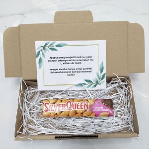 Coklat cokelat chocolate Silverqueen / silver queen gift box hampers hadiah kado ulang tahun birthday anniversary valentine natal wisuda hari ibu hari guru rasa almond dan cashew mede