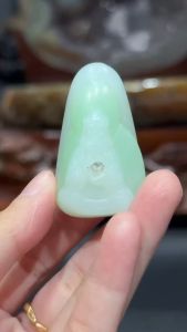 羊脂玉👍👍👍  🔮天然和田玉(羊脂玉) 带有证书 ➡️雕刻: 达摩 白色+翠青色  高(Height): 4.6cm  宽(Width): 2.8x1.8cm  重(Weight): 31.2g  📌价格请pm小助手