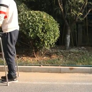 Foldable Walking Frame Tongkat 4 Kaki Bantu Jalan Crutches Walking Cane Aid For Elderly Adult Walker Frame Walking Chair