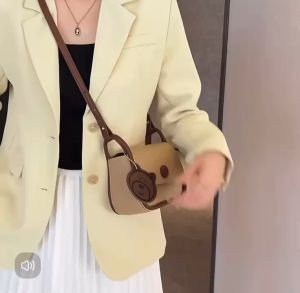 ins กระเป๋าแฟชั่นสตรี เกาหลี เวอร์ชั่น น่ารัก กระเป๋าสี่เหลี่ยมขนาดเล็ก พิมพ์หมีน้อย กระเป๋าสะพาย