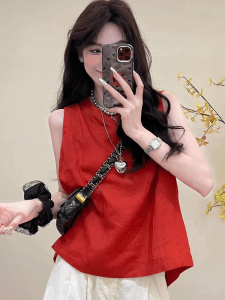 เสื้อเชิ้ตแขนกุดผ้าฝ้ายลินินสีแดงสำหรับผู้หญิงในช่วงฤดูร้อนปี 2025 สไตล์ใหม่ เสื้อเชิ้ตลำลองแบบฝรั่งเศสที่ไม่ซ้ำใคร ดีไซน์เก๋ไก๋ ระบายอากาศได้ดี