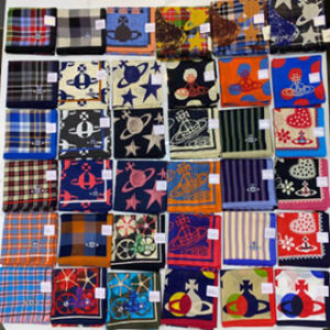 【ขายตรงจากโรงงาน】ส่วนลดโปรโมชั่นจำกัดเวลา Vivienne Westwood ผ้าพันคอไหมลายตารางสี่เหลี่ยมเล็กลายจุดของพระพันปีหลวงญี่ปุ่น ผ้าเช็ดหน้าผ้าไหมลายตารางลายจุดลายสก็อตลายกราฟิก