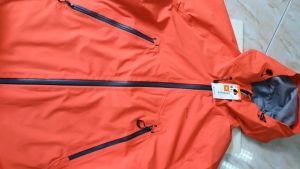 QUECHUA เสื้อแจ็คเก็ตกันน้ำ น้ำหนักเบา ใส่เดินป่าสำหรับผู้ชายรุ่น MH500 เสื้อเดินป่า ปีนเขา ส่งไว