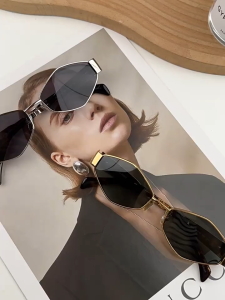 【 In Stock 】New Fashion Gold Frame Sunglasses European And American Retro Rhombus Sunglasses High-end Womens Sunglasses Cermin Mata Hitam Bingkai Emas 金色框架墨镜