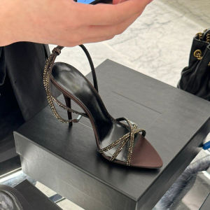 ฤดูร้อน 2024 เซ็กซี่ ประดับเพชรสีน้ําตาล ผ้าไหม ผ้าซาติน Cross สายคล้อง รองเท้าส้นสูงเปิดนิ้วเท้า ผู้หญิง รองเท้าแตะ ทันสมัย บาง สายคล้อง S