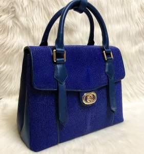 Túi xách da cá đuối thật màu xanh khoá xoay