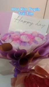 Bó hoa kim tuyến hình trái tim – Khi tình yêu hóa thành những cánh hoa lấp lánh