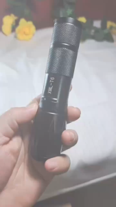 Đèn Pin XML-T6 Zoom Chiếu Sáng Linh Hoạt – Pin 18650 Thân Hợp Kim Nhôm Kèm Sạc Hộp Đựng Dã Ngoại