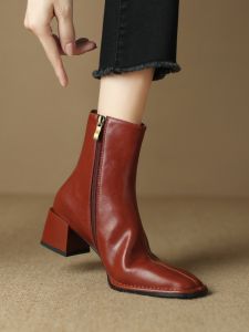 รองเท้าบูทเชลซีสีแดงเข้มสไตล์ย้อนยุคสำหรับผู้หญิง ทรงหัวเหลี่ยม ด้านข้างซิป หนังวัว รองเท้าบูทแฟชั่นฤดูใบไม้ผลิและฤดูใบไม้ร่วง