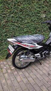 STRIPING STICKER LIS LES POLET honda revo 2008 putih body standar berkualitas terbaik Mahkota Stiker