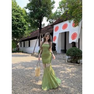ชุดเดรสคอฮอลเตอร์ทรงเอเข้ารูปสีเขียว แขนกุด กระโปรงทรงหางปลา ช่วงเอวเข้ารูป กระโปรงทรงเอ ชุดเดรสยาวคลุมเข่า