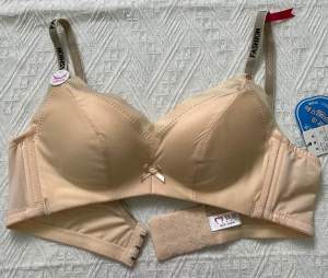 เสื้อในไร้โครงฟองน้ำบางสามตะขอปรับได้สี่ระดับทรงเล็กคัพA(ทรงแบน) ลดล้างสต๊อก