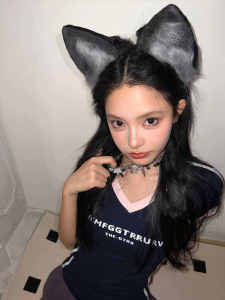 เสื้อยืดคอกลมแขนสั้นพิมพ์ลายตัวอักษรสำหรับผู้หญิงในช่วงฤดูร้อน เสื้อผ้าทำงานสไตล์เกาหลีทรงสลิมฟิต แฟชั่นสปอร์ต 3 แถบ ลาย V